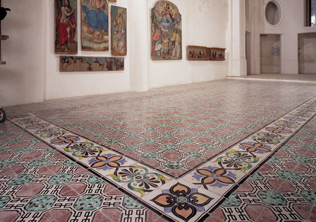 Cotto-Vietri-decorati-outdoor-certosa-di-padula